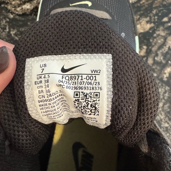 Nike, no court mark basketball sneaker. - Picture 4 of 7